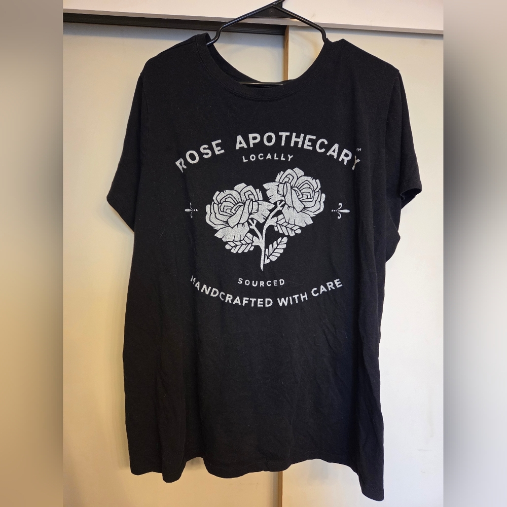 Torrid Rose Apothecary Schitt's Creek Tshirt Sz 3